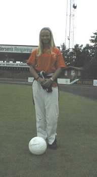 ballgirl1.jpg (5292 bytes)